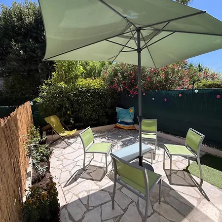 2 Pieces A 150 Metres De La