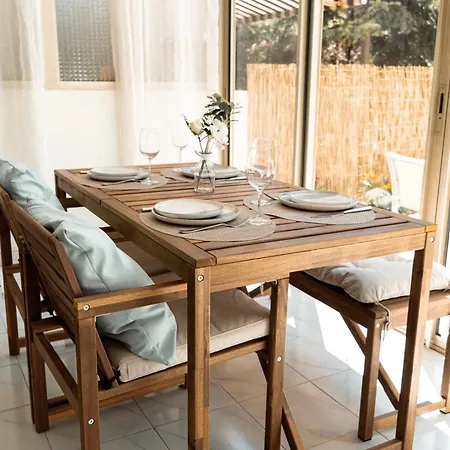 2 Pieces A 150 Metres De La