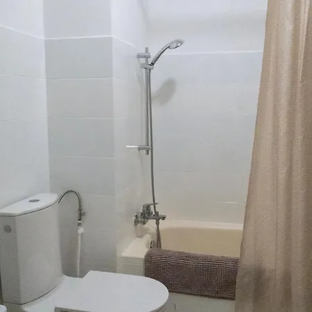 2 Pieces A 150 Metres De La *