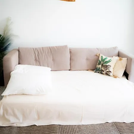 2 Pieces A 150 Metres De La