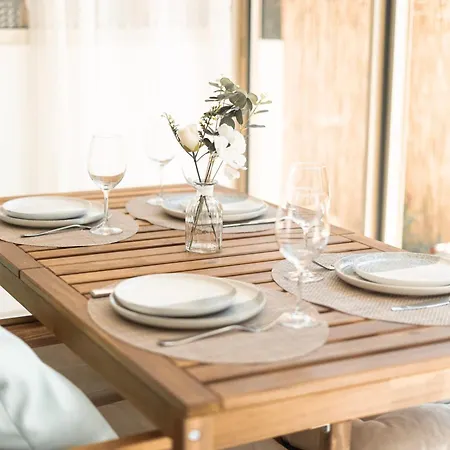 2 Pieces A 150 Metres De La *